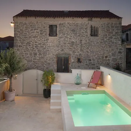 Stone House Casa Lumina *