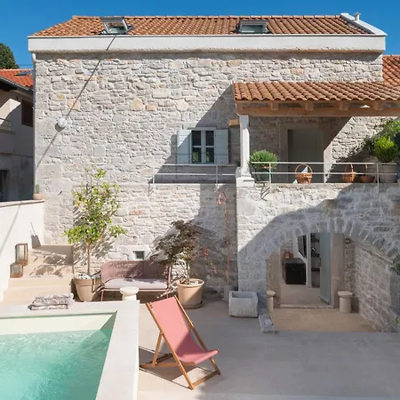 Vila Stone House Casa Lumina *