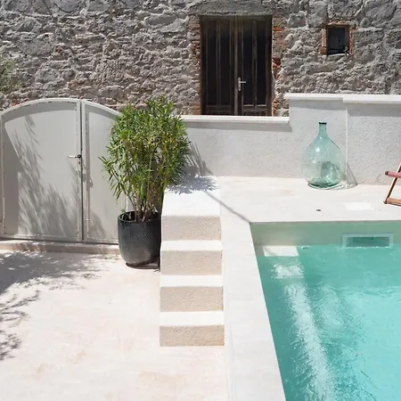 Stone House Casa Lumina