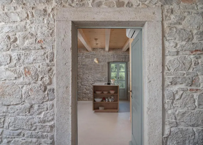 Stone House Casa Lumina Божава