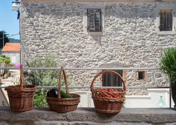 Stone House Casa Lumina * Божава