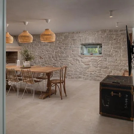 Vila Stone House Casa Lumina