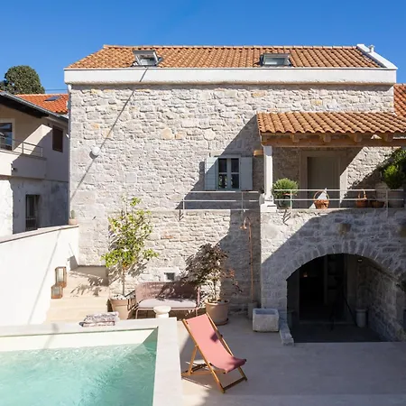 Vila Stone House Casa Lumina *